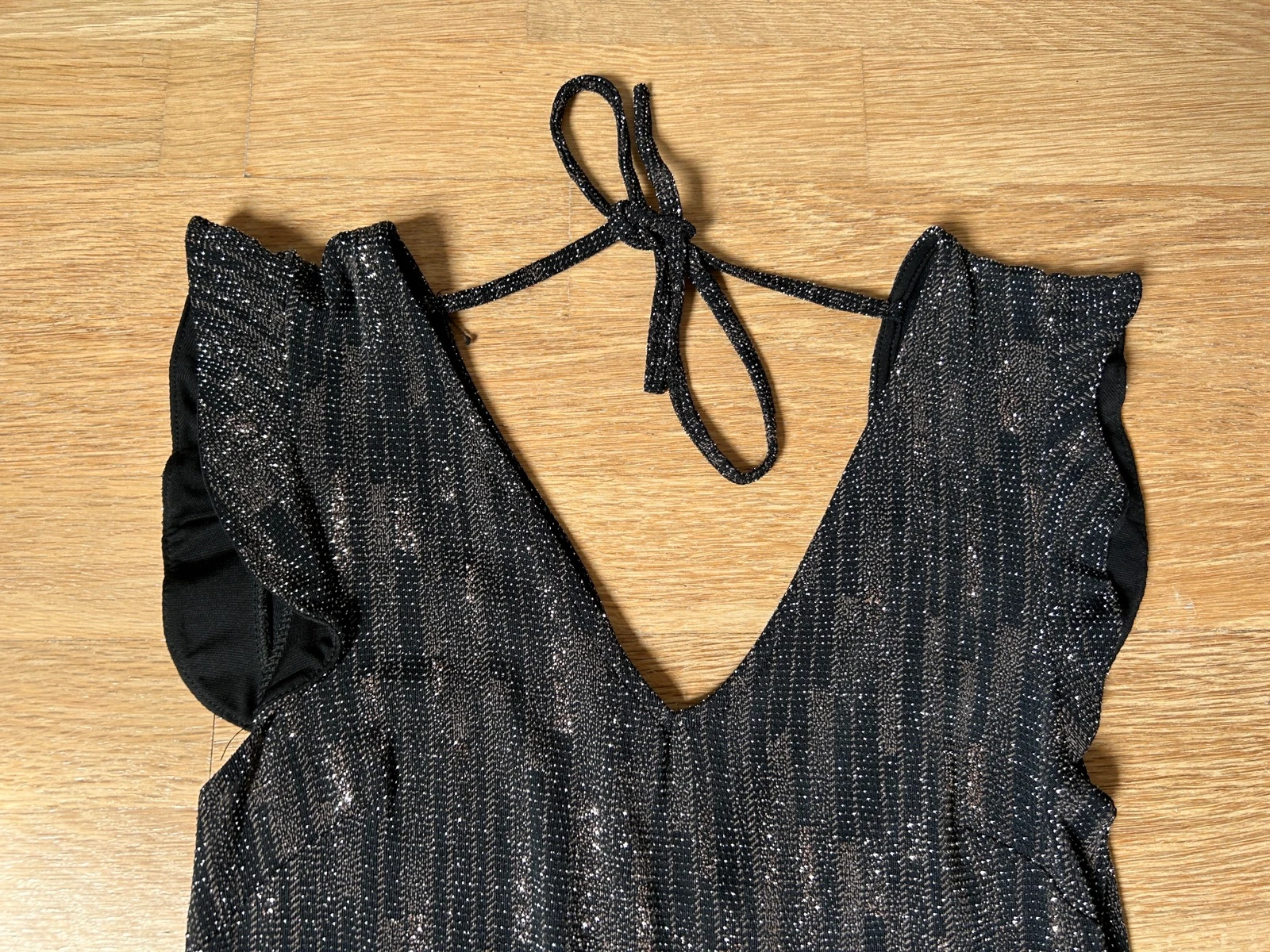Jumpsuit preto festivo com decote em V e brilhos – photo 3